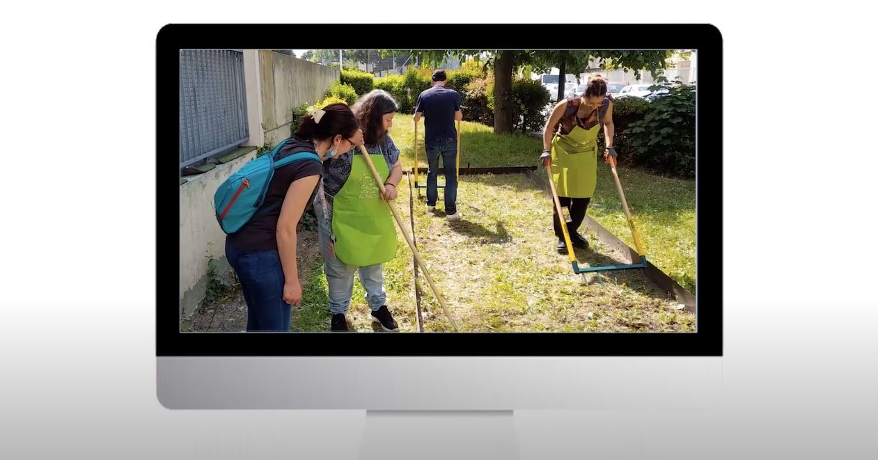 Personnes qui jardinent